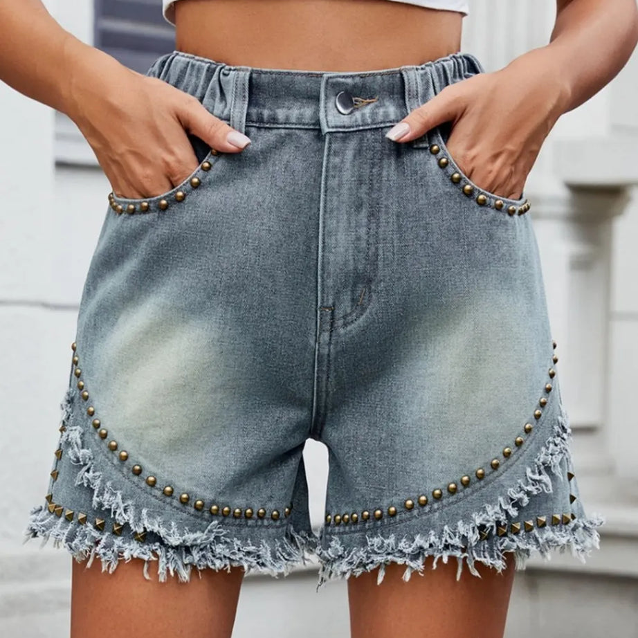 Shorts vaqueros con tachuelas y dobladillo sin rematar