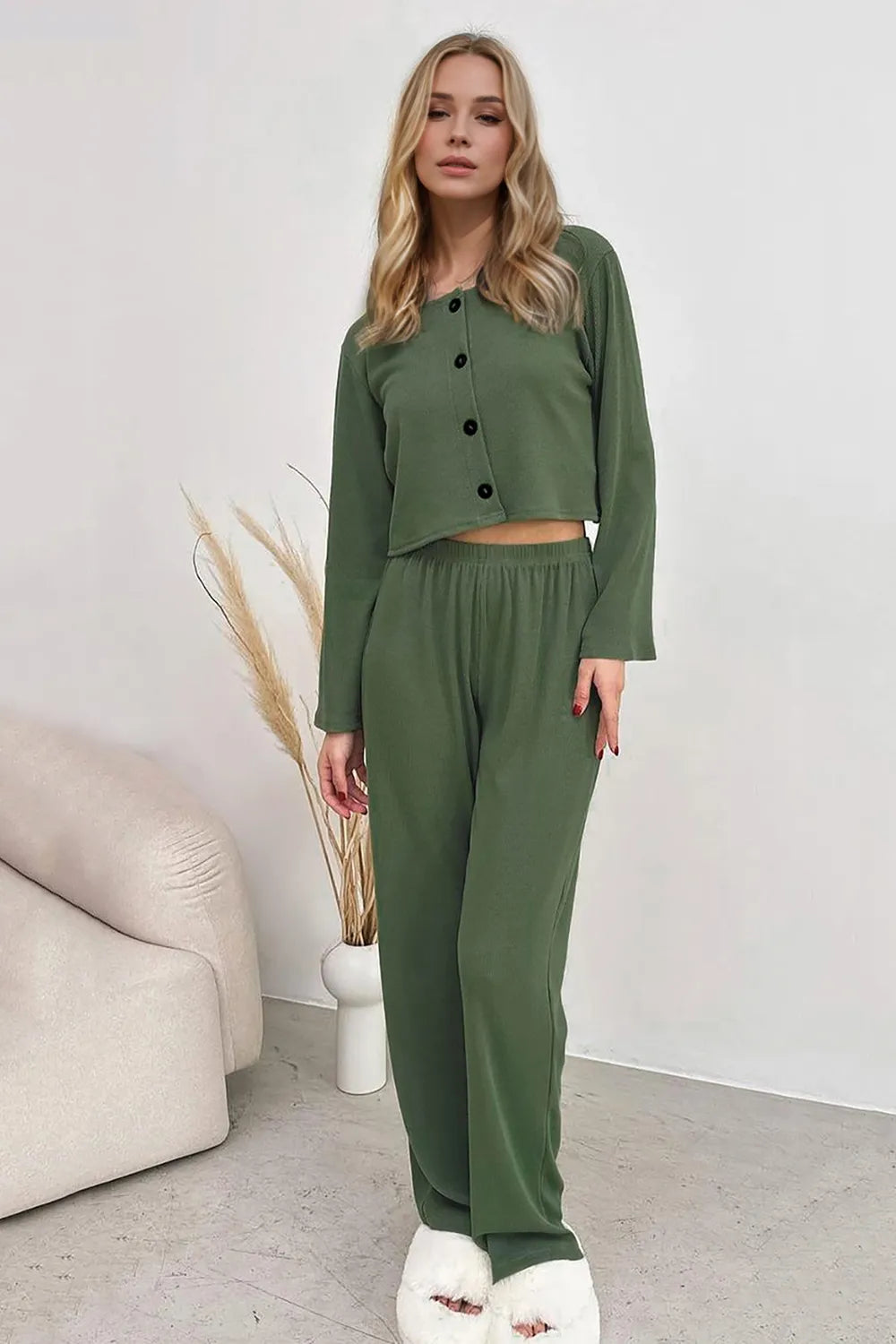 Conjunto básico de camiseta de tirantes, cárdigan y pantalón con cuello