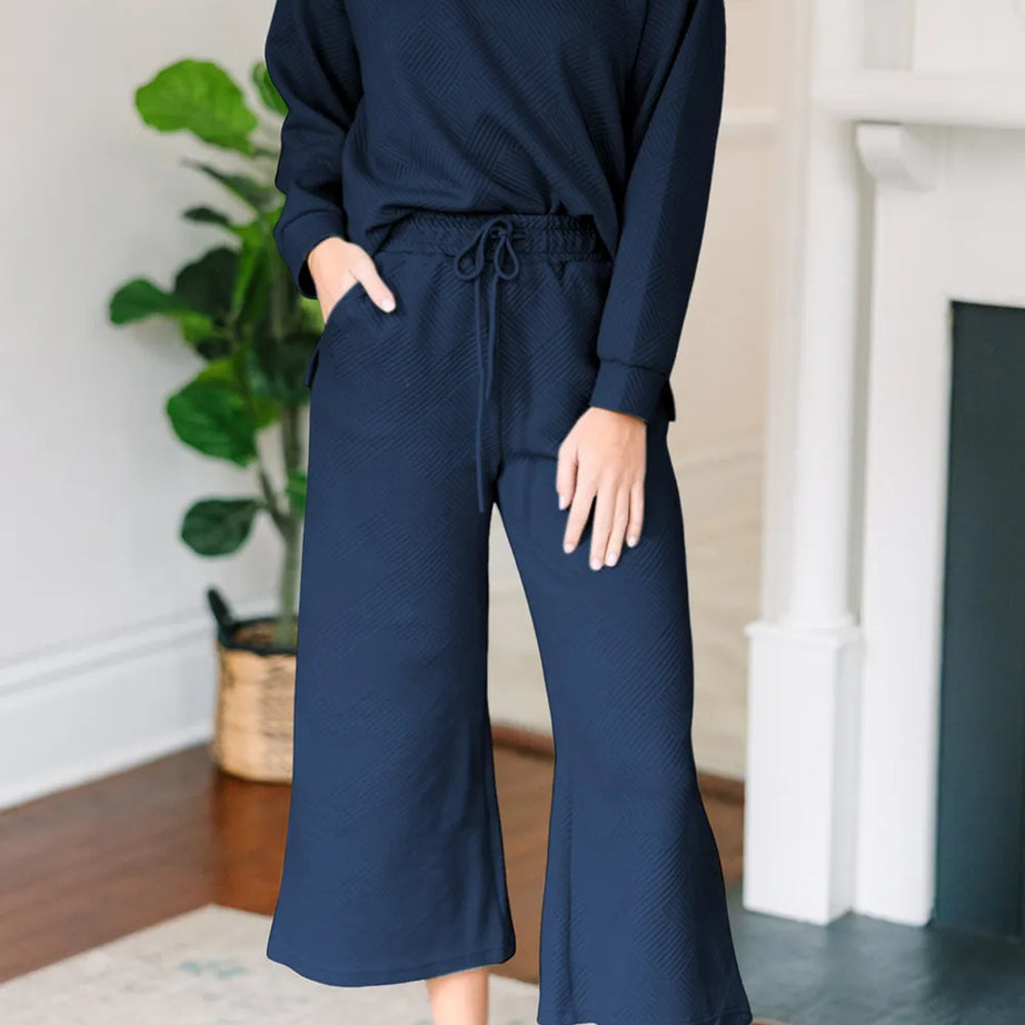 Conjunto de top con cuello texturizado y pantalones de pierna ancha