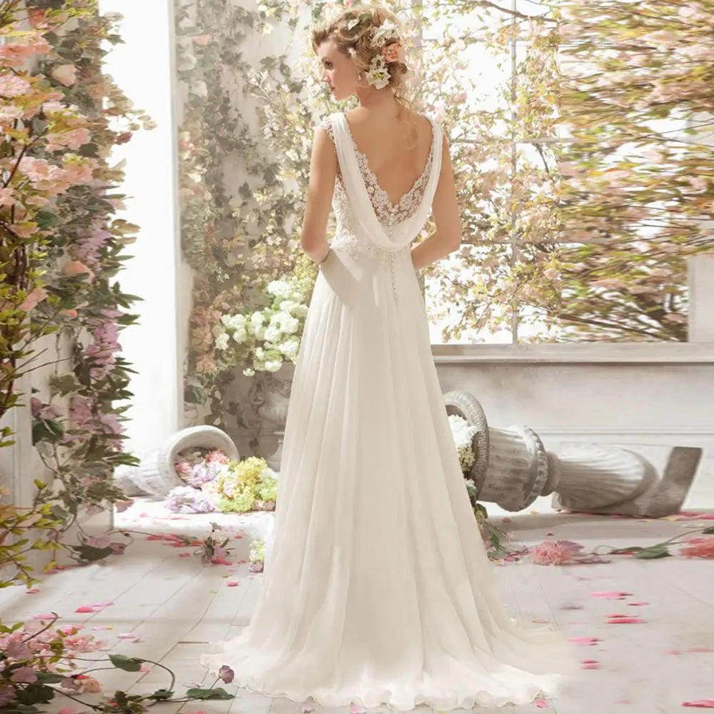 Vestido de novia de corte en A con escote en V y cola de corte
