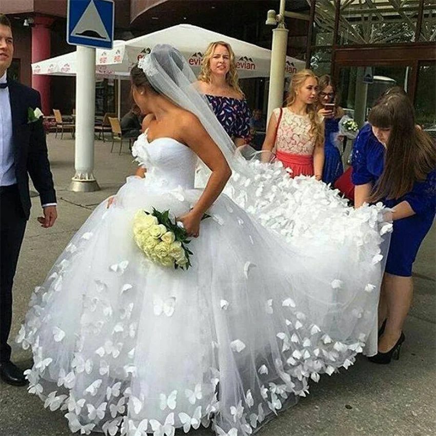 Vestidos de novia de corte A con apliques de mariposa y escote