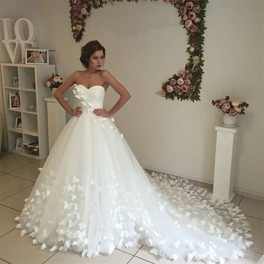 Vestidos de novia de corte A con apliques de mariposa y escote