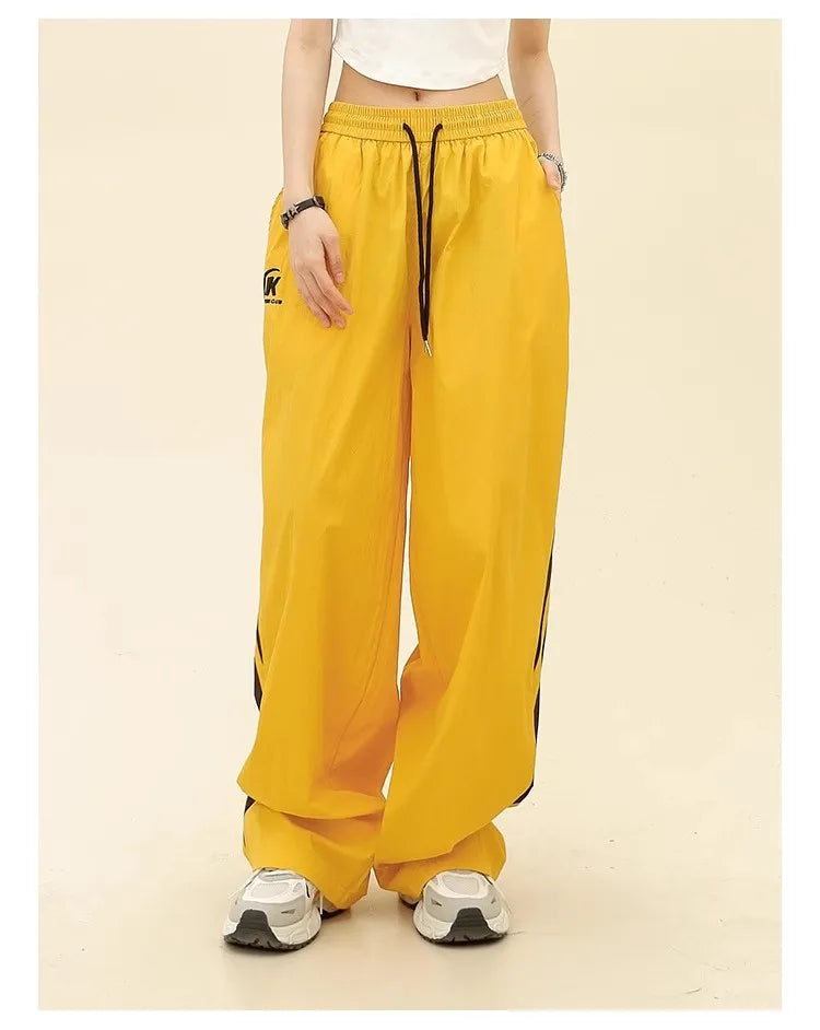 Elegantes pantalones deportivos anchos y ajustados