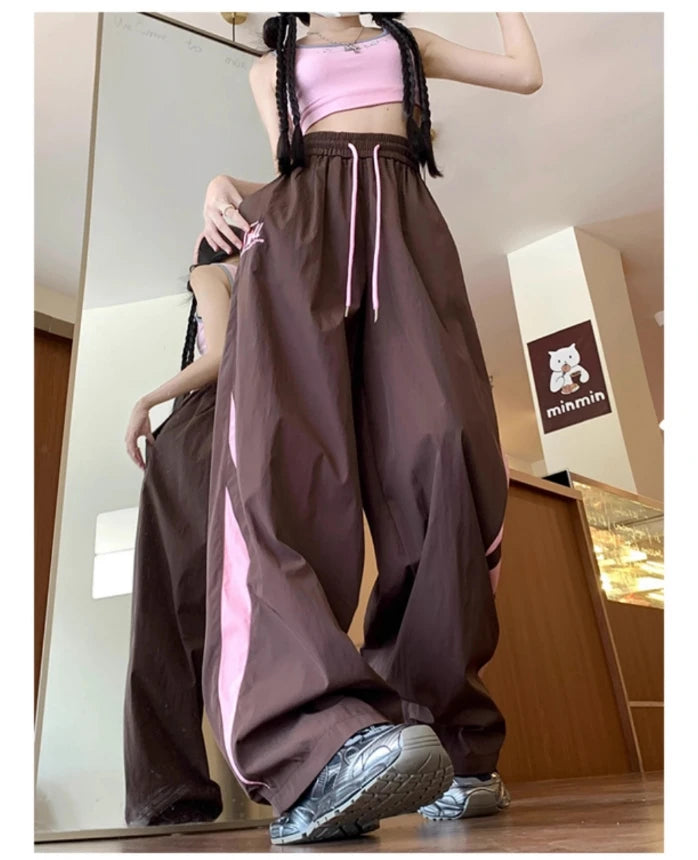 Elegantes pantalones deportivos anchos y ajustados