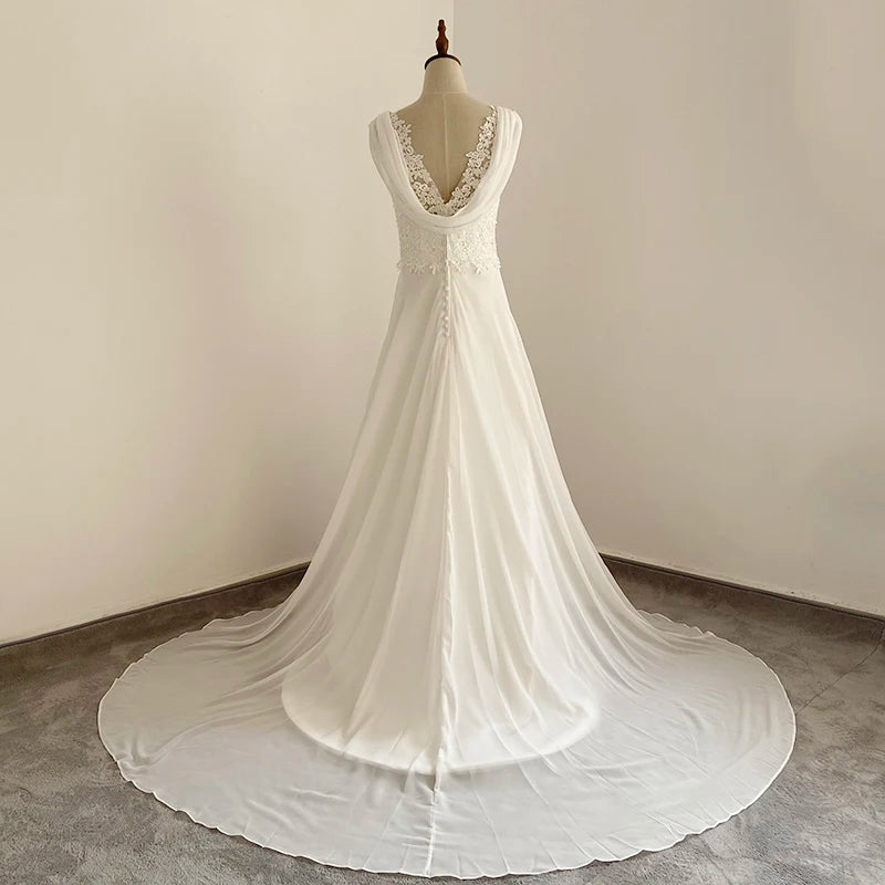 Vestido de novia de corte en A con escote en V y cola de corte