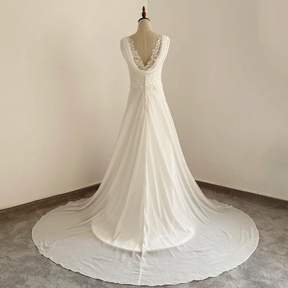 Vestido de novia de corte en A con escote en V y cola de corte