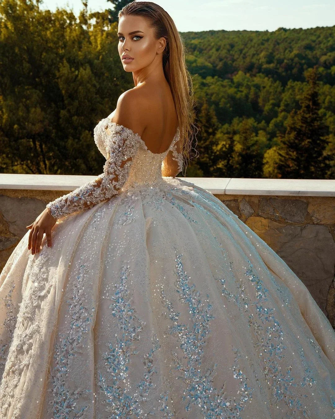 Vestidos de novia personalizados con escote en V, hombros descubiertos