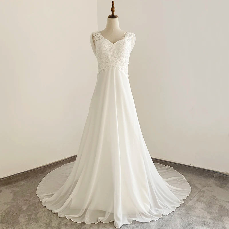 Vestido de novia de corte en A con escote en V y cola de corte
