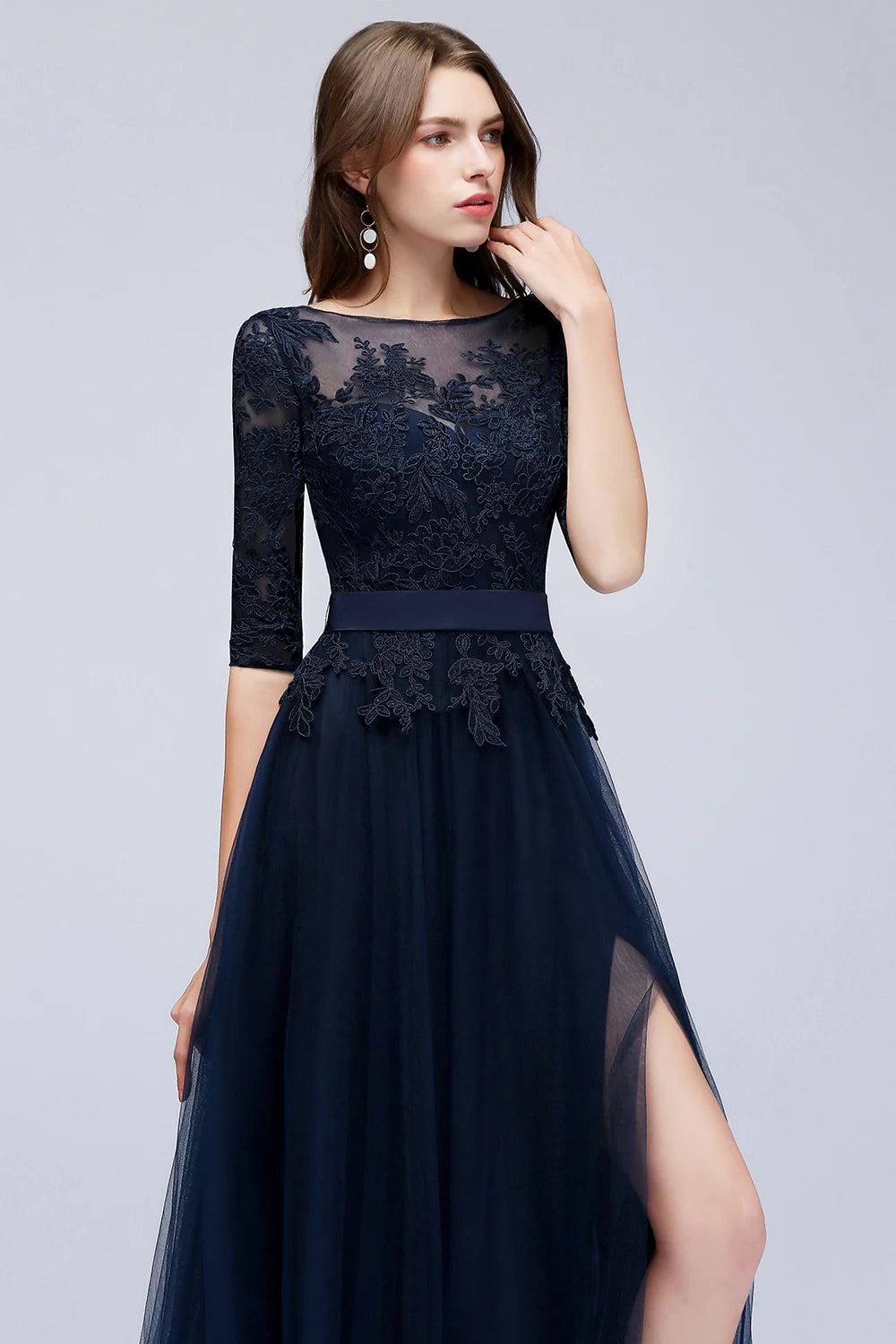 Vestido de noche largo de encaje azul marino y rosa nude, elegante