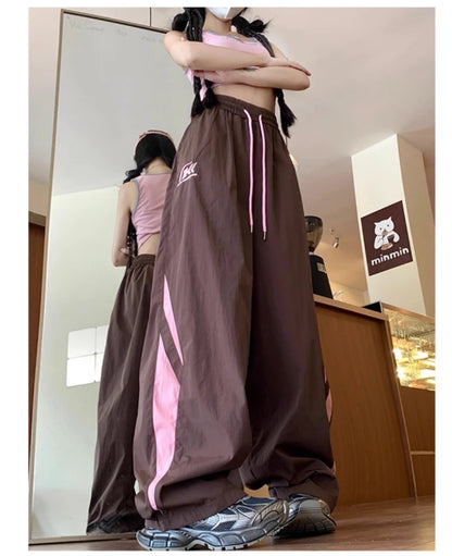 Elegantes pantalones deportivos anchos y ajustados
