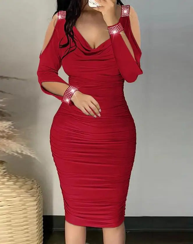 Vestido ajustado de manga larga con hombros descubiertos y fruncido