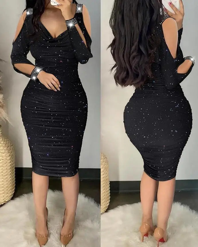 Vestido ajustado de manga larga con hombros descubiertos y fruncido