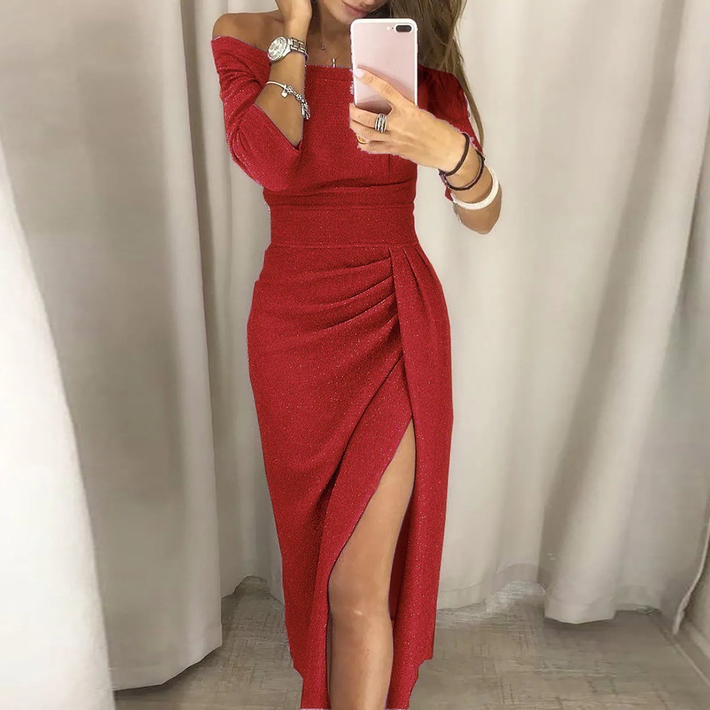 Vestido ajustado de manga larga con abertura alta y hombros