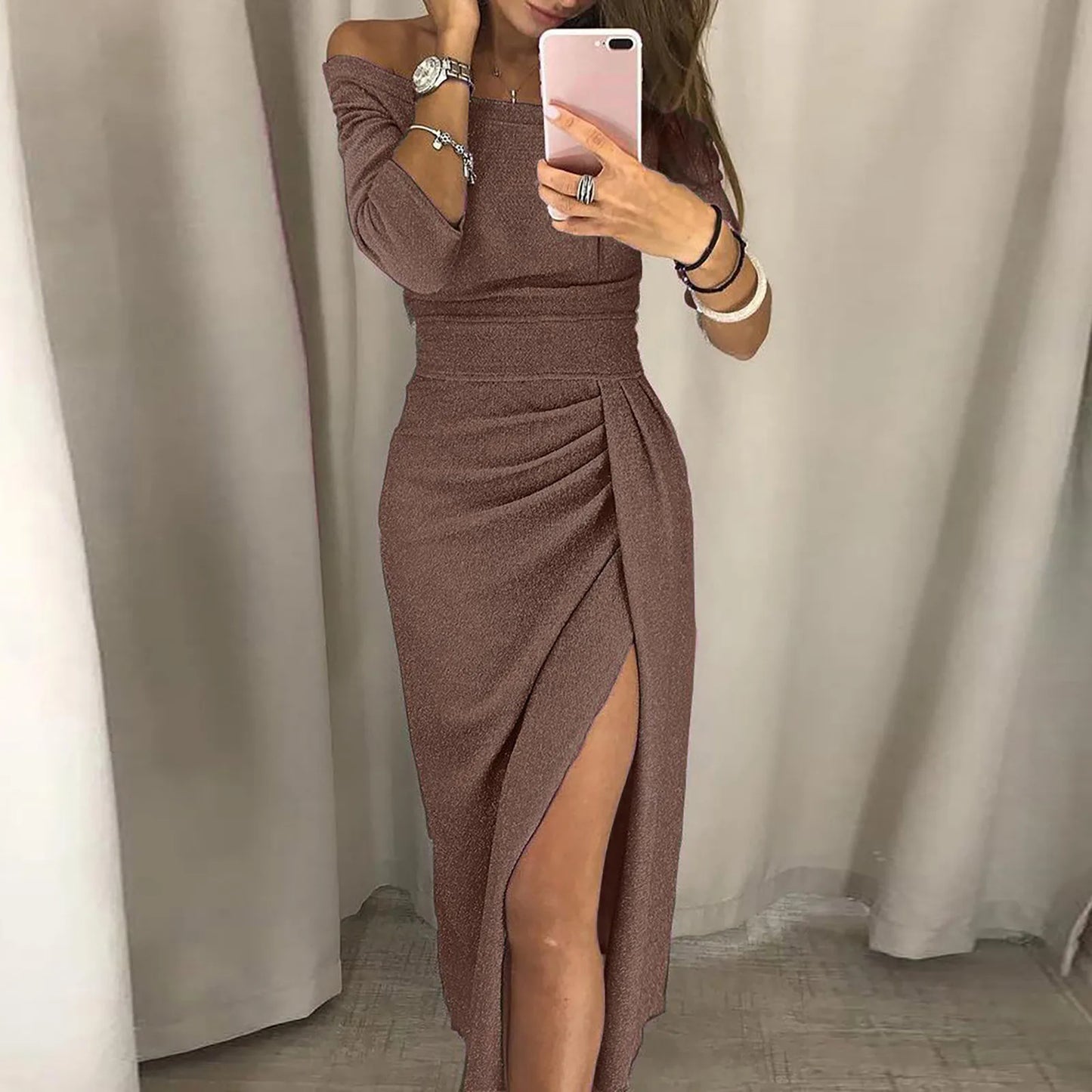 Vestido ajustado de manga larga con abertura alta y hombros