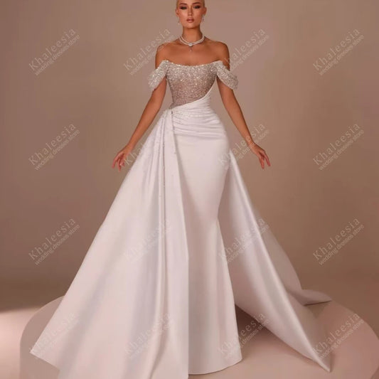 Hermosos vestidos de novia de satén, con hombros descubiertos