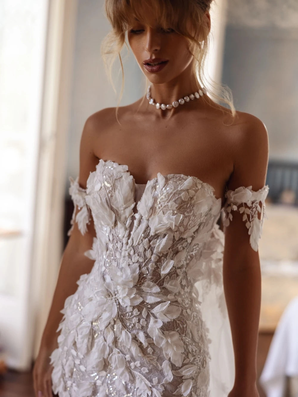 Vestido de novia de lujo con flores 3D brillantes y cola, corte sirena