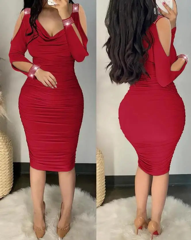 Vestido ajustado de manga larga con hombros descubiertos y fruncido