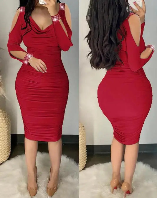 Vestido ajustado de manga larga con hombros descubiertos y fruncido