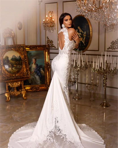 Vestido de novia de sirena sin mangas con cuello halter y apliques de encaje