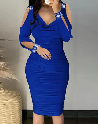 Vestido ajustado de manga larga con hombros descubiertos y fruncido